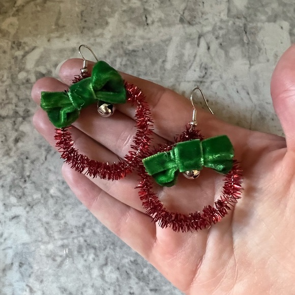 Christmas Wreath Earrings - Picture 1 of 3